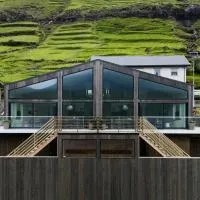 Hotel Vík - 3 BR Wellness Townhouses with Sauna, Jacuzzi & Panoramic Views, hôtel à Haldarsvík