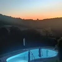 Le Hameau Saint-Julien, מלון בEngayrac