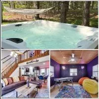 Hot tub - Game Loft & Arcade - 2 King Beds - Pet Friendly, хотел в Tobyhanna