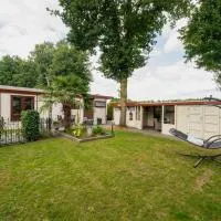 Chalet Putveen, gelegen op de Veluwe met grote tuin en veel privacy, hotelli kohteessa Putten