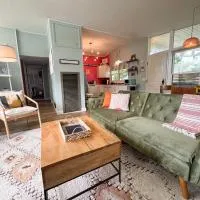 Mid-Century Modern Themed Home with Outdoor Hot Tub, hotel a Vermilion