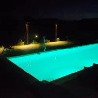 CHEZ MITCH EN CAMPING CAR et grand espace extérieur – hotel w mieście Caillavet