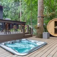 Garden Suite Two Bedroom with Hot Tub Sauna Outdoor kitchen and Game Room, hotel en Everett