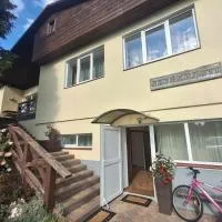 Apartmenti Ezerkrasti, hotel u gradu 'Jaunpils'