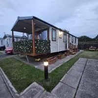 Rhyl Caravan with Veranda Egg Chairs & Garden, hotel v destinácii Rhyl