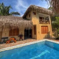 LA VICTORIA Casa tropical con piscina privada，卡門阿皮卡拉的飯店