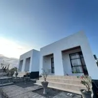 Ekas Kongkong Paradise Villa and Resto، فندق في Ekas