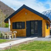 Chalet Cosy sur terrain privé clôturé 600m2, hotel in Faverges