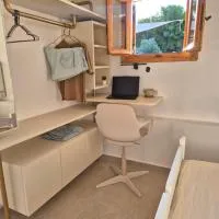 Vacation Unit - Private Terrace, Steps from Sea، فندق في إسثميا