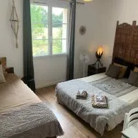 Chambre d'hôtes Sous Les Grands Chênes NOMADE, Hotel in Saint-Étienne-de-Corcoué