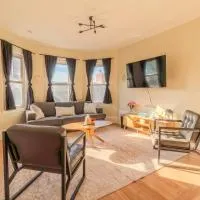 LUXE 4BDR2BA Near Boston- T-Station & Encore Casino, hotel v destinaci Somerville