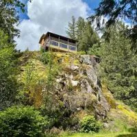 Eagles Nest - epic blufftop cabin Squamish, hotel in Upper Squamish