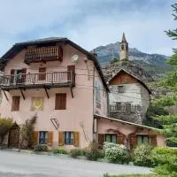 Gîte Auberge Les Terres Blanches de Méolans, хотел в Méolans