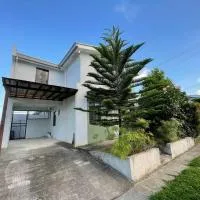 Relaxing 3bedroom home with outdoor dining NUVALI, hotel a Calamba