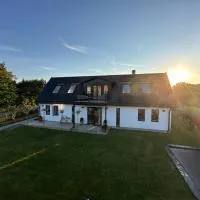 Charmigt havsnära boende på Österlen، فندق في سيمريسهامن