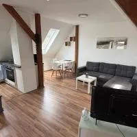 Schöne DG Ferienwohnung، فندق في Nieste