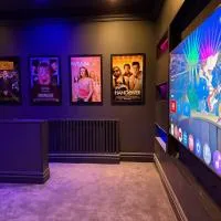 Party House, VIP Bar, Cinema, Sauna, Adults Room, Hot Tub & More! โรงแรมในGreat Coates