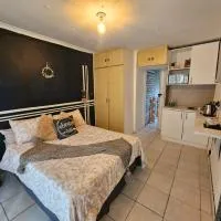 12 on lake Grassy Park, hotel i Parkwood