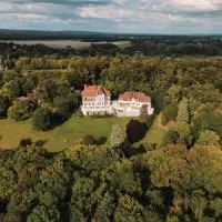 Le Château de la Tour، فندق في جورفيو