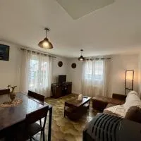 Maison calme avec jardin & terrasses, Hotel in Darmannes