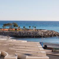 Somptueux Apt 137m2 Vue Mer Carr&eacute; d'Or Menton, hotel en Menton