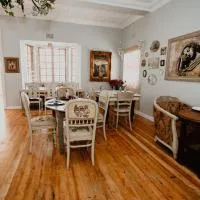 Tuis Guest House and Coffee Shop: Meyerton şehrinde bir otel