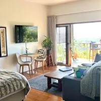 Callemondah Studio with stunning views, in Bangalow and Byron Hinterland, hotel sa Bangalow