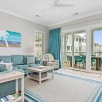 Luxury Beach Condo 5 Min Walk to Beach & Shops!, hotell i Emerald Isle