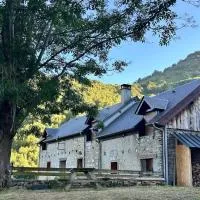 Superbe grange sur une colline، فندق في Asté