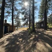Viesnīca Cozy Cabin with Coeur d'Alene Lake views pilsētā Kūrdaleina