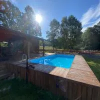 Drewniana ostoja, jacuzzi, sauna, basen - domek na wyłączność, hôtel à Jelonek