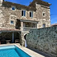 Gite du Chateau, hotell sihtkohas Éclassan