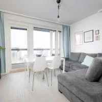 Tilava huoneisto järvinäköalalla, хотел в Хамеенлина