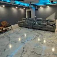 2 bedrooms with movie theater, hotel di Agawam