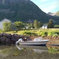 Fishermens House, romslig ferieleilighet nær sjøen Medby Senja, hotel en Senja
