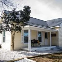 Priceless on Price St Walk to downtown!, hotel a Mount Airy