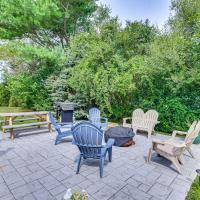Family Gem with Spacious Yard 5 Mi to Second Beach, hotel cerca de Aeropuerto de Newport State (Rhode Island) - NPT, Middletown