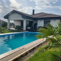 5 izbový samostatný stojaci rodinný dom s podkrovím a veľkou záhradou so sezónnym bazénom, celoročnou saunou a vírivkou, privátny wellness, hotel u gradu Topoľníky