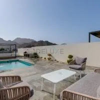 Blue Marble Beach 4BR Villa with Assistants Room, Private Pool, Access to Floating Pier, and Sea and Mountain Views, Al Dana Island, Fujairah by Deluxe Holiday Homes, hotel u gradu Fudžeira