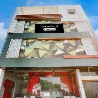 Townhouse Faridabad Railway Station Formerly Hotel Royals Paradaise, khách sạn ở Faridabad