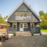 Cosy Lakeside Chalet With Option to add Private Hot Tub, hótel í Duneena