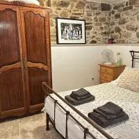 La Petite Bastide-Central Apartment in Neffies, hotel Néffiès városában