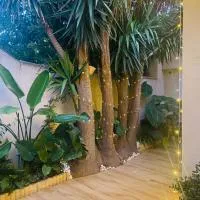 Tiny House - Les Baïsses - Jardin Tropical, hotel em Lançon-Provence