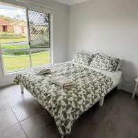 The Queen Nest Family House Unit 2, hotel i Riverview