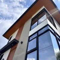 ZMZ Silang Stylish 2BR Loft with Rooftop Deck near Tagaytay, hotel Silang városában