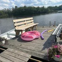 Lake cottage with private pier, Hotel in Bälinge