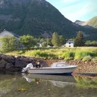 Fishermens House, 3 bedrooms apartment near the sea Medby Senja, hotel en Senja