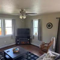 Private 2 Bedroom Lofted Garage Getaway,位于纽波特桑特尔的酒店