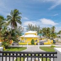 The Grand View Beachfront Villa - Sleeps up to 12, готель у Нассау