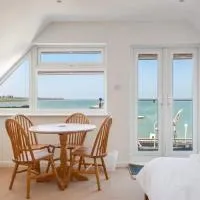 The Hamptons - Entire Seafront Property with Stunning Sunsets: Herne Bay şehrinde bir otel